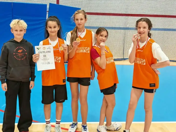 Międzyszkolne zawody 3×3: dziewczęta z III miejscem, chłopcy na V