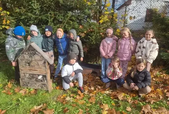 Uczeń z 1b zbudował dom dla jeża w ogrodzie szkolnym