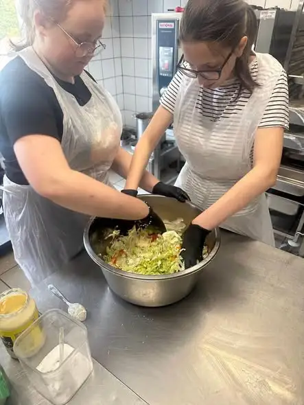 Warsztaty kulinarne w Bistro „Zacisze” – uczniowie klas terapeutycznych gotują i rozwijają samodzielność