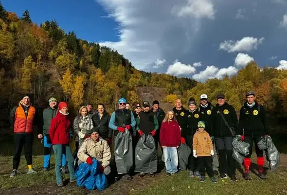Mieszkańcy Głuszycy posprzątali zalany kamieniołom „Kamyki”