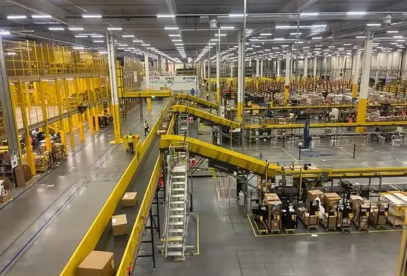 Uczniowie z Wałbrzycha zwiedzili centrum logistyczne Amazon we Wrocławiu