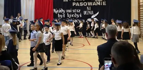 Pierwszoklasiści z PSP nr 15 w Wałbrzychu oficjalnie uczniami – pasowanie za nimi