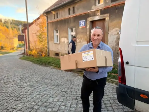 Radni z Boguszowa-Gorc pomagali w transporcie paczek żywnościowych