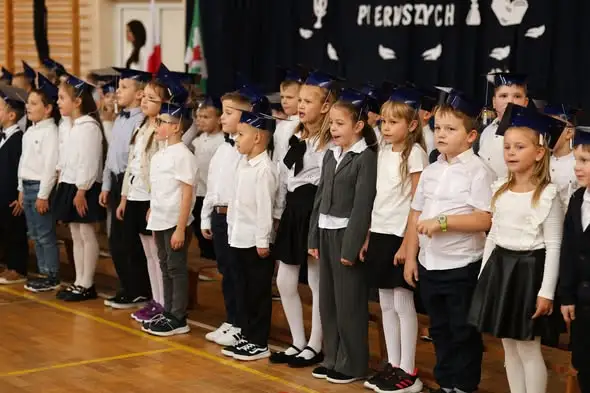 Pasowanie pierwszoklasistów w Czarnym Borze – ślubowanie i upamiętnienie patrona