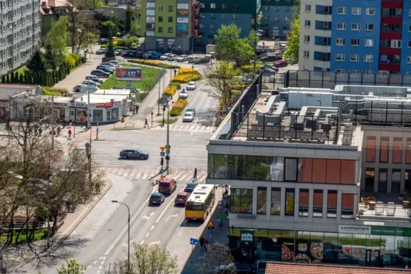 Nowy park handlowy w Szczawnie-Zdroju otwarty. Dojazd ułatwia Uzdrowiskowa Linia Komunikacyjna