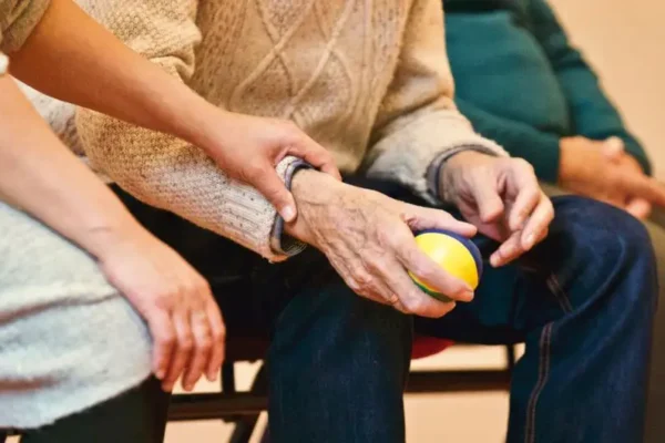 Przemoc wobec seniorów może zacząć się od… nadmiernej pomocy