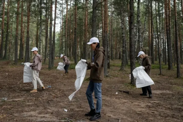 Mieszkańcy Głuszycy posprzątali zalany kamieniołom „Kamyki”