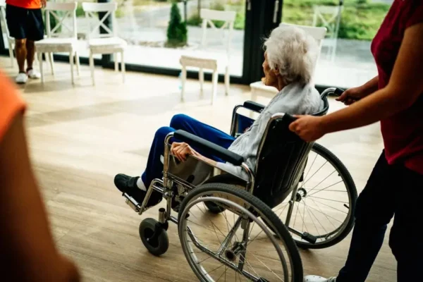 Międzypokoleniowe spotkanie uczniów z seniorami w DPS na Białym Kamieniu
